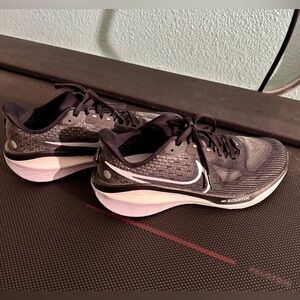Women’s Nike Vomero EUC SIZE 8.5